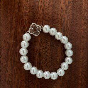 Pearl bracelet with clover accent